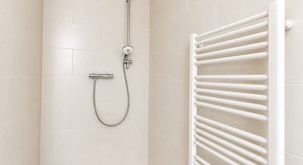 Dusche im Badezimmer