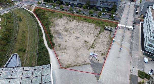 Grundstück rot umrandet